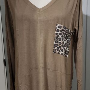 Zenana 1X brown v neck long sleeved shirt w/ leopard pocket. NWT